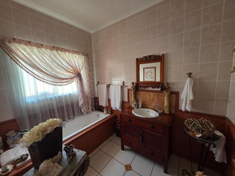 4 Bedroom Property for Sale in Gansbaai Central Western Cape